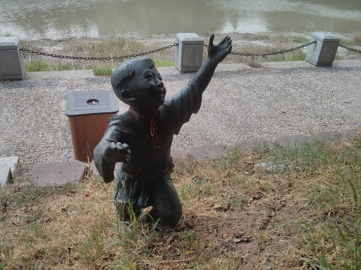 欢乐的小朋友雕像