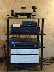 Pro Ject en platine vinyle et de l'électronique HEGEL en platine CD, amplification et pré amplification. Un ensemble complété par des enceintes Totem. Rien à dire, ça marche vraiment bien ! Bravo ! - www.chantlibre.com
