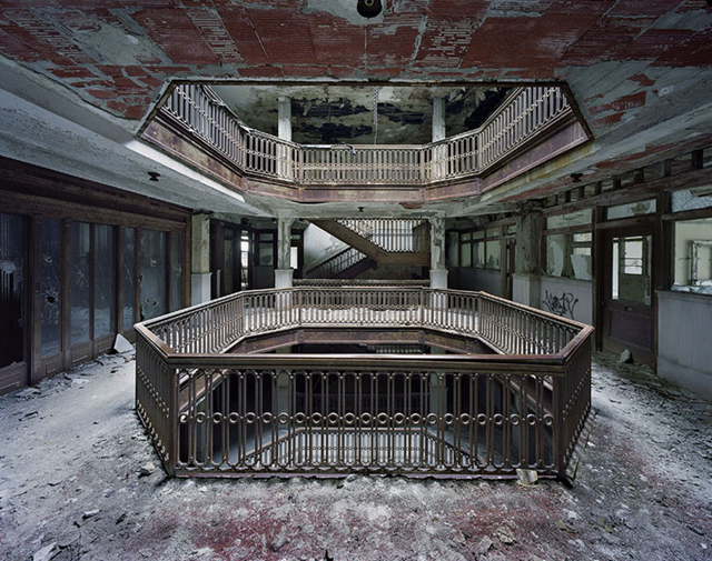 Atrium of the Farwell Building, Detroit, Michigan. Yves Marchand and Romain Meffre / marchandmeffre.com