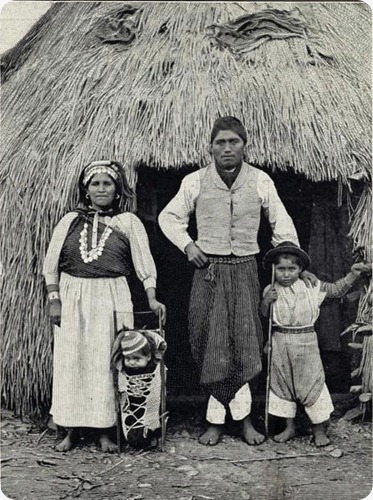 mapuches A_family_of_Araucauians_(Chile) mapuches A_family_of_Araucauians_(Chile)