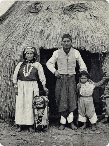 mapuches A_family_of_Araucauians_(Chile)