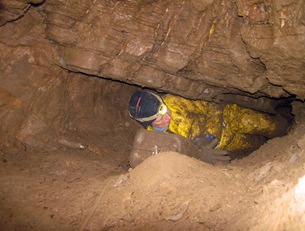 Grotte du Moulin - Annette worstelt met een bakje grint