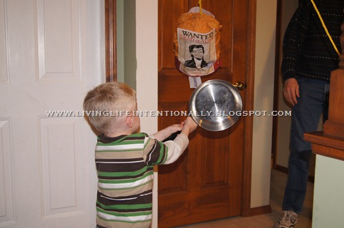 Frying Pan bat & Flynn Rider Pinata Frying Pan bat & Flynn Rider Pinata