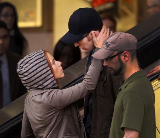 Amerika Kapitány és Fekete Özvegy csókja az Amerika Kapitány 2 forgatásán 03
