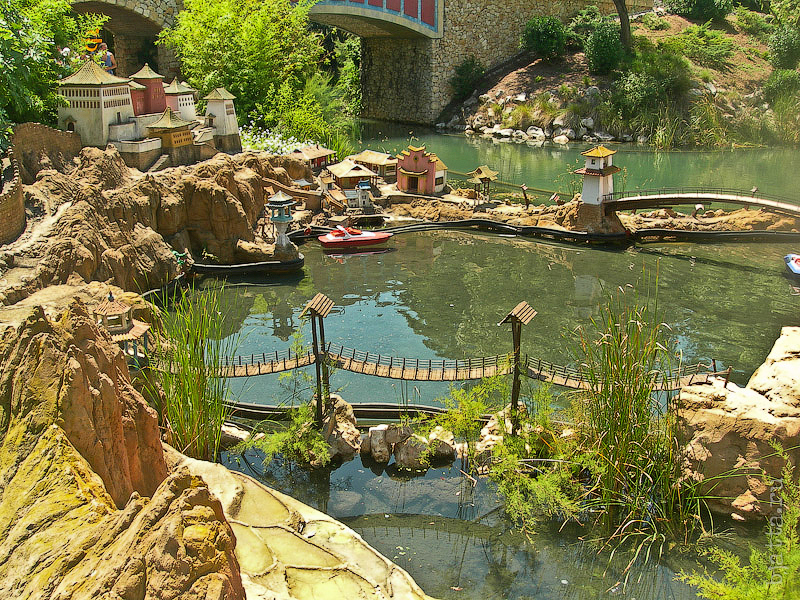 30. Китай. Порт Авентура. Port Aventura. Salou. Costa Dorada. Spain. С огромным трудом уводим детей. 30. Китай. Порт Авентура. Port Aventura. Salou. Costa Dorada. Spain. С огромным трудом уводим детей.
