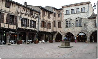 Bien sympathique comme bastide !
En surplomb de la vallée de la Vère, au cœur du vignoble de Gaillac, cette bastide albigeoise fondée par le comte de Toulouse Raymond VII renferme, dans son église, la croix reliquaire des comtes d’Armagnac, ornée de 310 pierres précieuses.. Bien sympathique comme bastide !
En surplomb de la vallée de la Vère, au cœur du vignoble de Gaillac, cette bastide albigeoise fondée par le comte de Toulouse Raymond VII renferme, dans son église, la croix reliquaire des comtes d’Armagnac, ornée de 310 pierres précieuses..