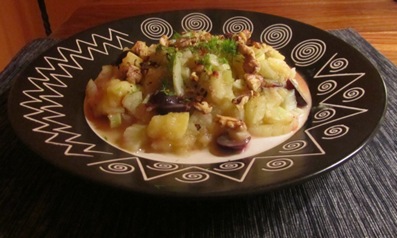 Fenchel-Apfel-Gemüse mit Trauben und gerösteten Walnüssen