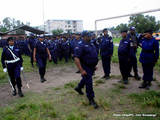 En avant plan, le général Jean de Dieu Oleko, inspecteur provincial (Kinshasa) de la Police nationale Congolaise, en parade au Camp Lufungula, ce 29/03/2011 à Kinshasa. Radio Okapi/ Ph. John Bompengo