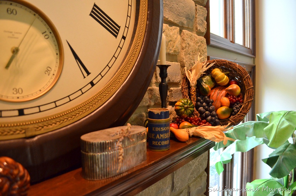 [cornucopia-on-mantel3.jpg]