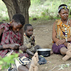 Hadzabefrauen und Kind bei der Hausarbeit. © Foto: Marco Penzel | Outback Africa