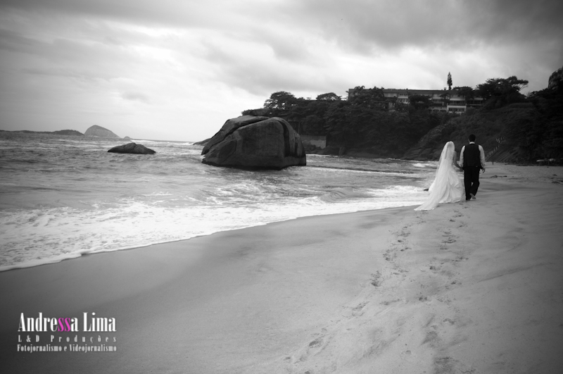 Fotos de Trash the Dress Viviani e Humberto. Foto numero 0019 do estudio L&D Producoes, do Rio de Janeiro, RJ. Andressa Lima e equipe fazem fotos de casamento (fotografias de casamentos), fotos de making-of (making of de noiva), fotos de eventos sociais, fotos de casal (ensaios fotograficos de e-session), videos de casamento (filmagem de casamentos), videos de making-of e videos de eventos sociais. Fotojornalismo e videojornalismo no Rio de Janeiro, RJ. noivos álbum trash the dress sheraton niemeyer fotos viviani e humberto casamento rio de janeiro fotografias casal rj foto eventos noiva ensaio fotografico evento decoração casamentos ensaios fotográficos montagens fotografos profissionais