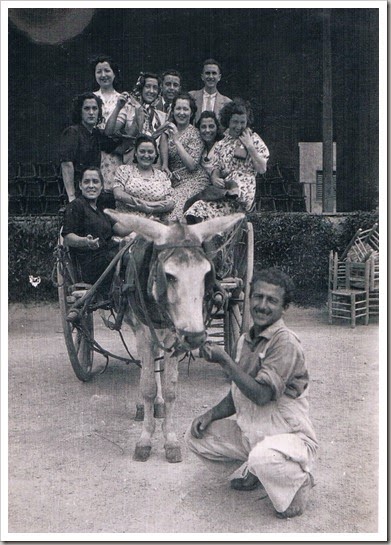 1942 UN NUEVO AÑO_Carro festiu en la Fira de Juliol. Vale_ncia