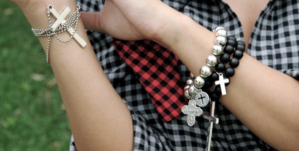 bracelet-cross-fashion-jewellery-sabo-skirt-Favim.com-151588 bracelet-cross-fashion-jewellery-sabo-skirt-Favim.com-151588