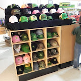 In de winkel veel souvenirs. John Deere weet al jaren de kroon te spannen met een enorme varieteit. Toch komt CASE NH ook met meer keuze... en dat is hartstikke mooi voor de NL fans!