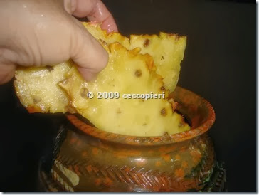 Coloca las cáscaras en el jarro PON LAS CASCARFAS EN EL JARRO