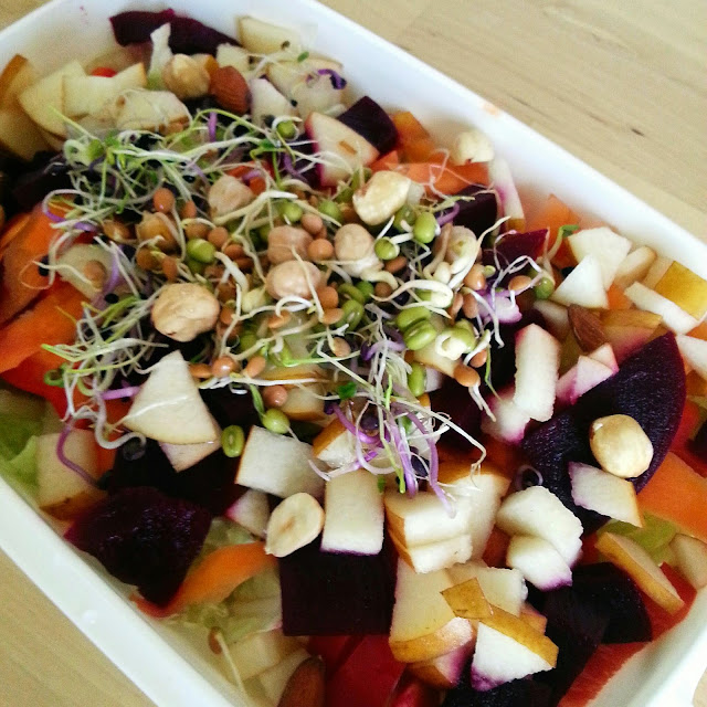 Grosser gemischter Salat mit Sprossen und Nüssen