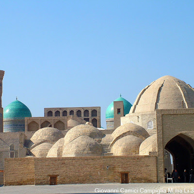 Taq-i-Zarqaran - Goldsmith Dome Bukhara-bazar_Taqi_Zargaron.jpg