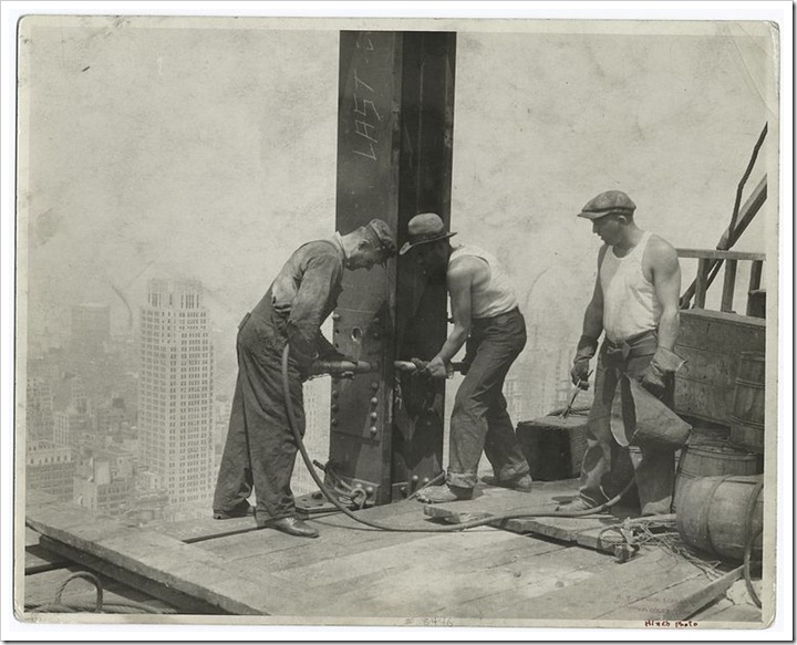 Trabalhadores rebitando uma viga Three-workers-securing-a-rivet-1931