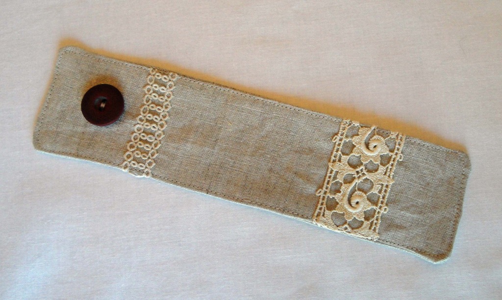 [11%2520one%2520finished%2520linen%2520bookmark%255B3%255D.jpg]
