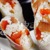 Sushi w papierze ryżowym z łososiem i grillowaną papryką