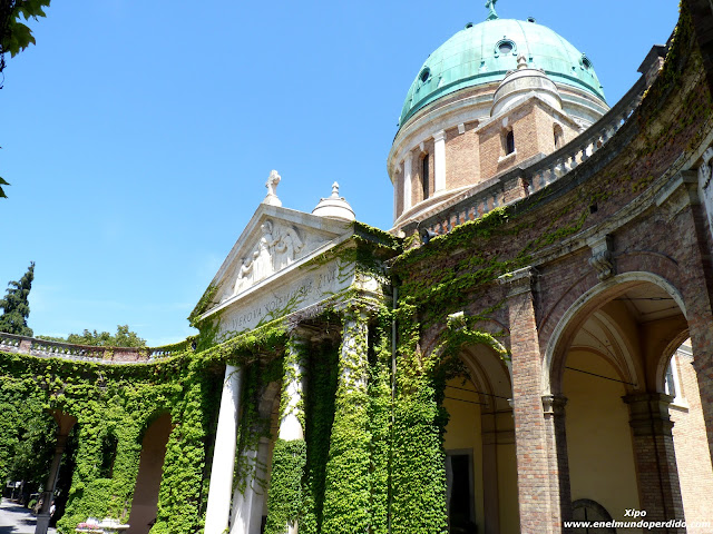 Interior-cementerio-Mirogoj.JPG