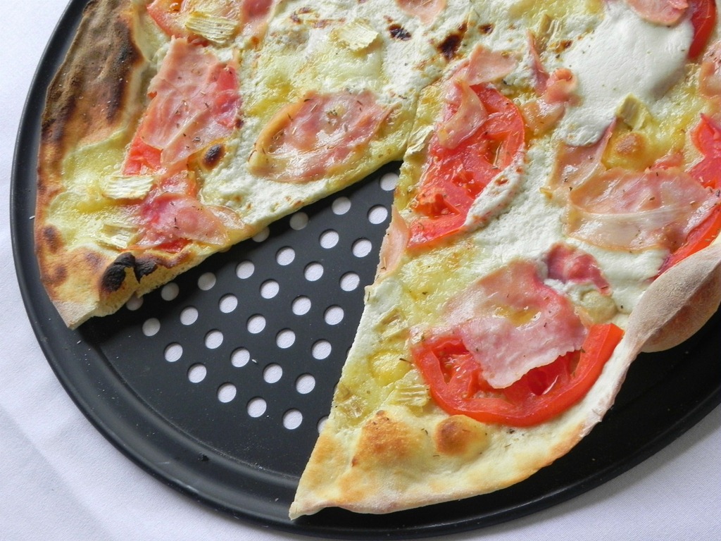 [brie-ham-and-tomato-pizza-24.jpg]