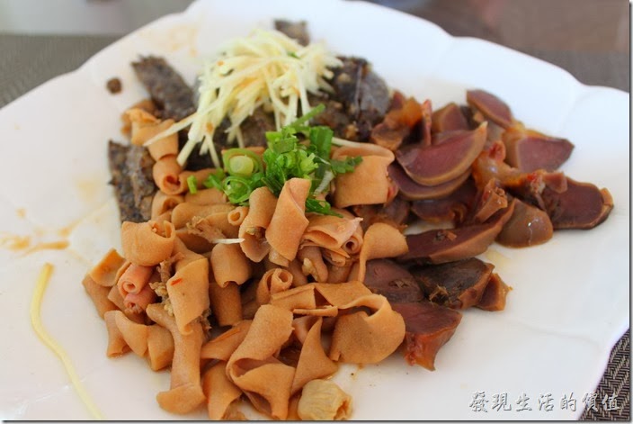 台南新營-華味香鴨肉羹。「扁擔老滷味」,個人推薦其米血,滷汁的味道有滷到內層,而且咬起來軟嫩Q彈,但不會黏牙,我們另外還點了鴨胗與鴨腸,這兩樣味道也不差,只是沒有特別出色。 台南新營-華味香鴨肉羹。「扁擔老滷味」,個人推薦其米血,滷汁的味道有滷到內層,而且咬起來軟嫩Q彈,但不會黏牙,我們另外還點了鴨胗與鴨腸,這兩樣味道也不差,只是沒有特別出色。