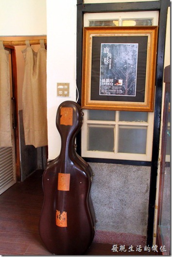 台南-鹿角枝老房子咖啡。舊的大提琴箱子。