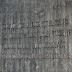 Detall del text gravat a l'escultura dedicada a Mateu Janés i Duran