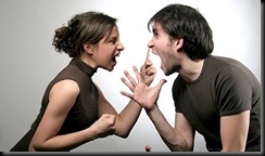 Casal_discutindo_brigando