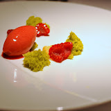 Framboises fraîches et en sorbet, crème vanillée, praliné et gâteau spongieux à la pistache. Excellent.
