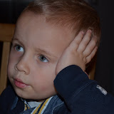 2011-12-03 Edvin bygger pepparkakshus 005.JPG