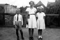 Kooij, Maartje, Geertruida en Piet Ameide 1944.jpg