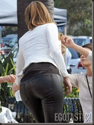 maria-menounos-booty-in-leather-pants-on-set-of-extra-11-675x900