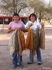 Claudia y Zulema con las lanas recién teñidas. Gentileza: Spazio Sumampa.