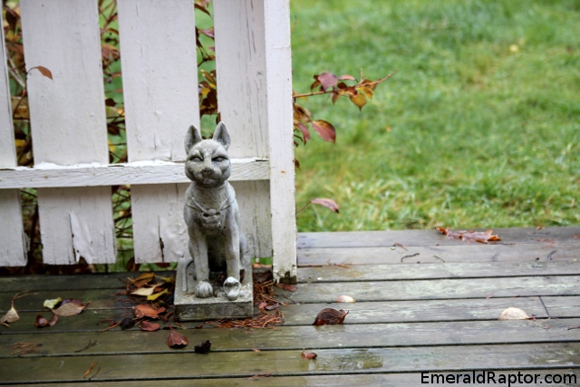 Kattestatue på terrassen