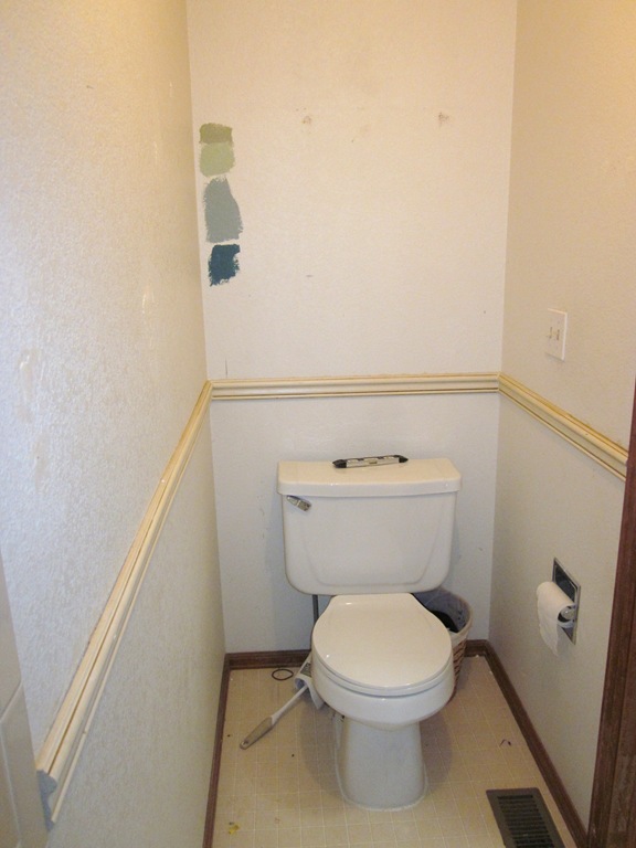 [Water%2520Closet%2520Before%25202%255B4%255D.jpg]