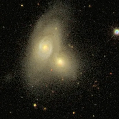 a galáxia NGC 5929 interage com a vizinha NGC 5930