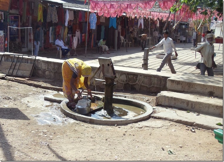 DSC01774a-Khajuraho-cidade-lavando panelas