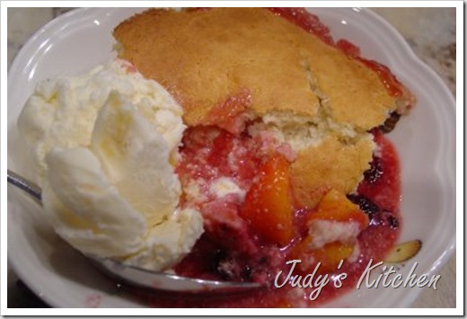 peach berry cobbler