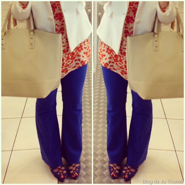 look calça flare azul, maxi blusa estampa laranja e blazer brancoo (1) look calça flare azul, maxi blusa estampa laranja e blazer brancoo (1)