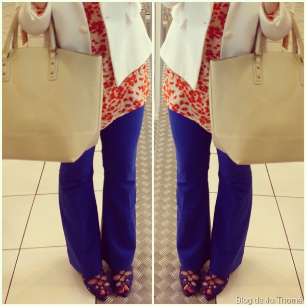 look calça flare azul, maxi blusa estampa laranja e blazer brancoo (1)