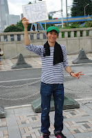 Tokyo, Harajuku -auf dem Schild steht "kostenlose Umarmungen" &ndash; 09-Aug-2009