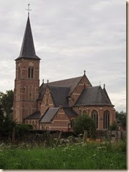 Heers: van op de Nieuwe Steenweg, ter hoogte van de toegang tot de kasteelhoeve: zicht op de kerk.