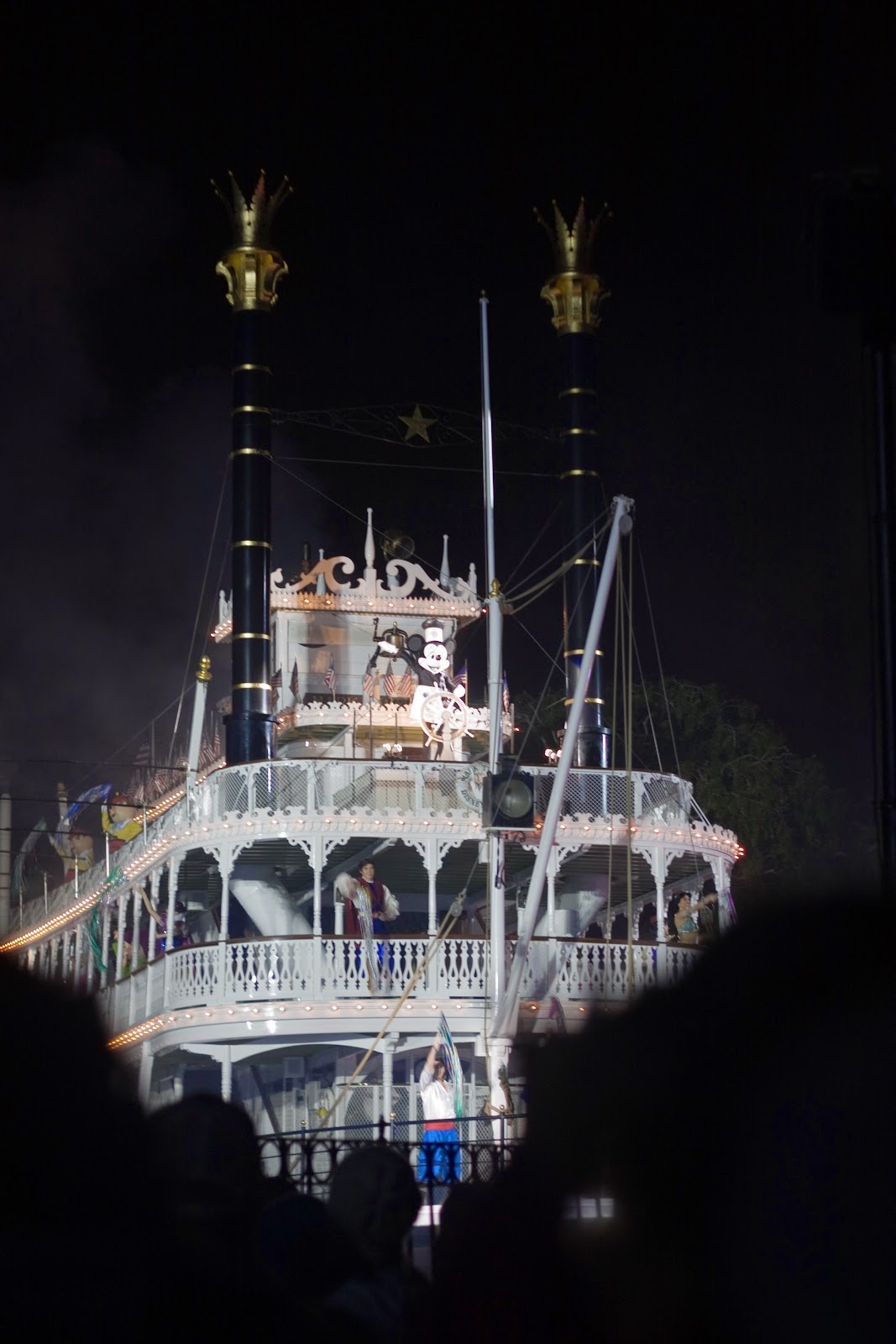 [fantasmic-mickey-steam-boat23.jpg]