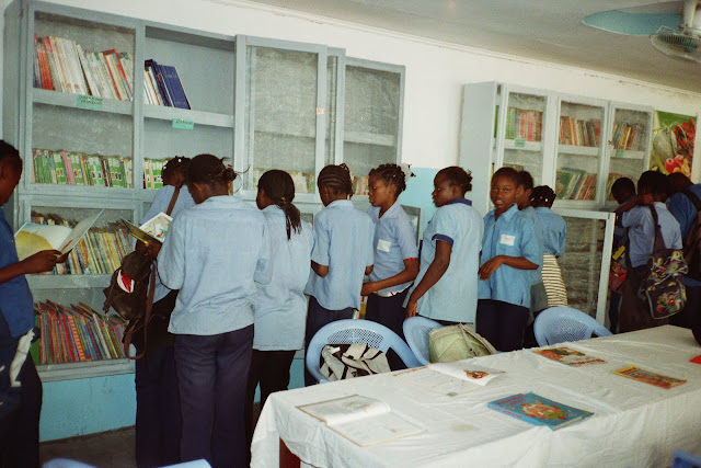 013_14.jpg - Les élèves consultent les livres grâce à l'AOE.