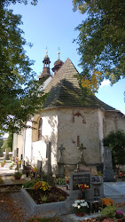 Bei der spätbarocker Rekonstruktion der Kirche im Jahr 1805 wurde das Hauptschiff mit dem Glockenturm hinzugebaut. Zu der Kirche gehört der bis heute benutzter Friedhof.