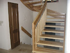 1/2 gewendelte Treppe, abgehangen und an der Wand eingestemmt in Esche