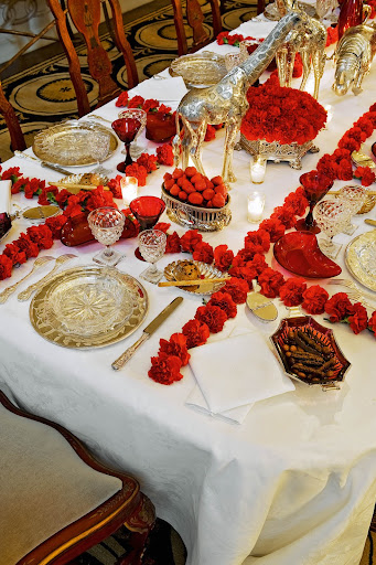 Various shades of red take over this table as carnations and strawberries fence in a sculpted giraffe by Luiz Ferreira. Various shades of red take over this table as carnations and strawberries fence in a sculpted giraffe by Luiz Ferreira.