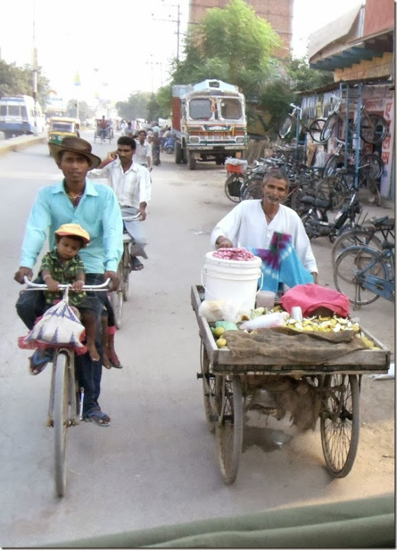 DSC02043-Varanasi-Quadriciclista volta para casa
